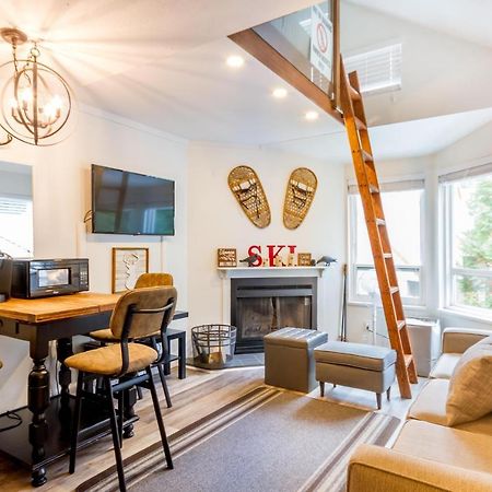 Cute And Cozy, Walk To Gondola Ski In Out Whistler Extérieur photo